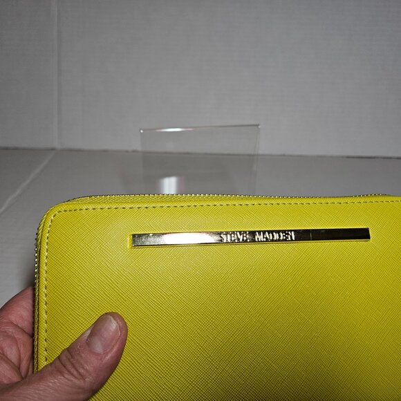 STEVE MADDEN SMOOTH ZIP AROUND WALLET PASTEL YELLOW WRISTLET - Picture 3 of 15